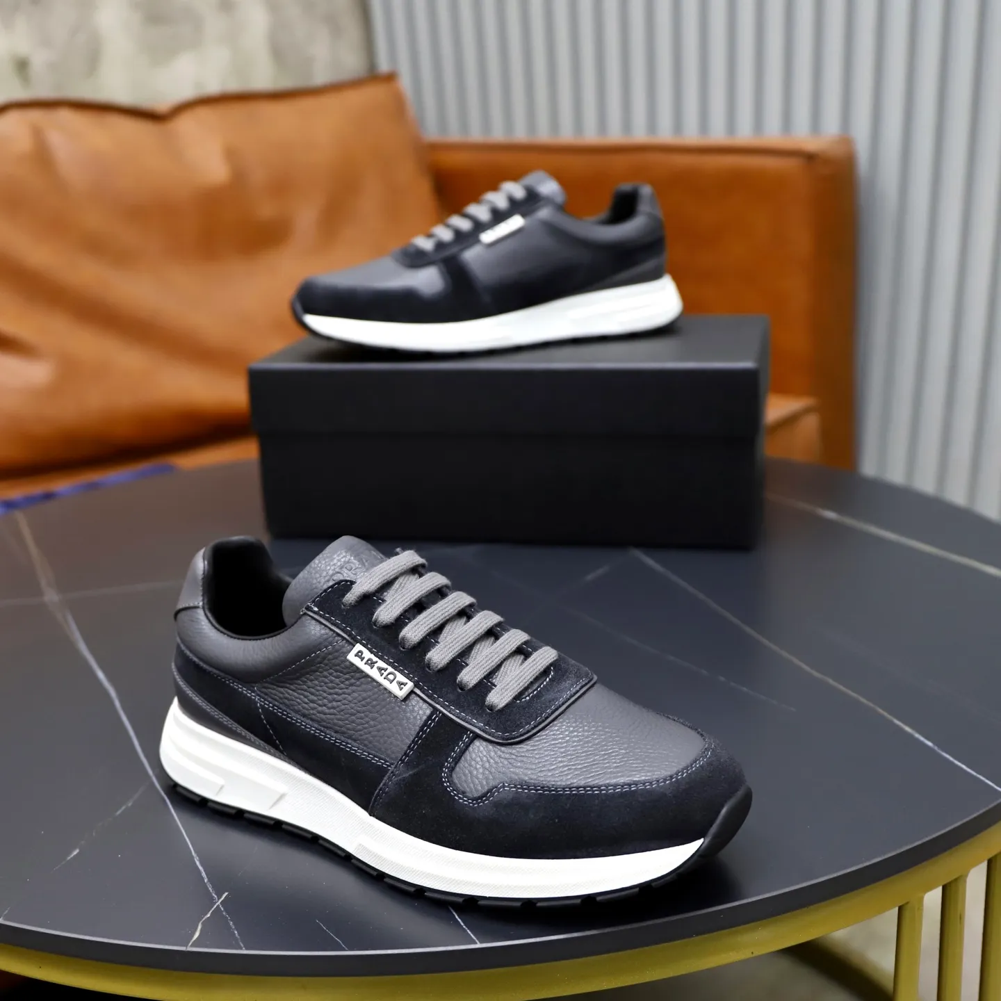 Factory price: 740💰Top original order Brand: PRADA (Prada) Standard code: Men's size 38/44 (45 can be customized) Grade: Same as the official website Material: Original cowhide stitching imported cowhide lining Original combination two-color wear-resistant soft outsole Style category: Leisure and sports version Young fashion European and American trend British style Color: Real picture color